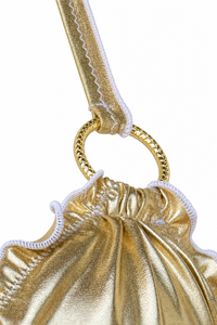 Dettaglio dell'anello dorato intrecciato e del profilo bianco del Bikini Oro